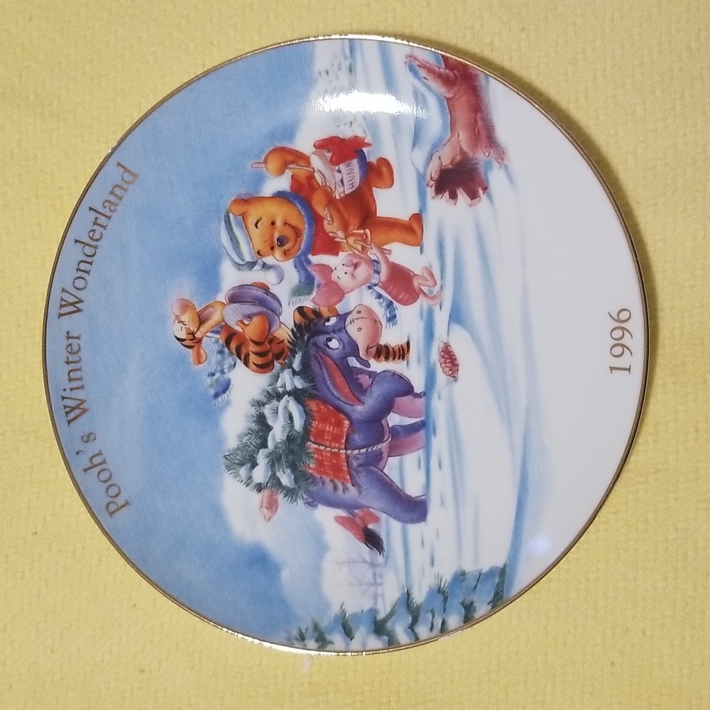 Pooh commemorative holiday plate 1996